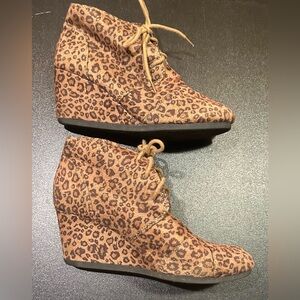 Women’s 7.5 Leopard Print Wedge Sneakers